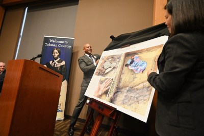 Unveiling images of the excavation.